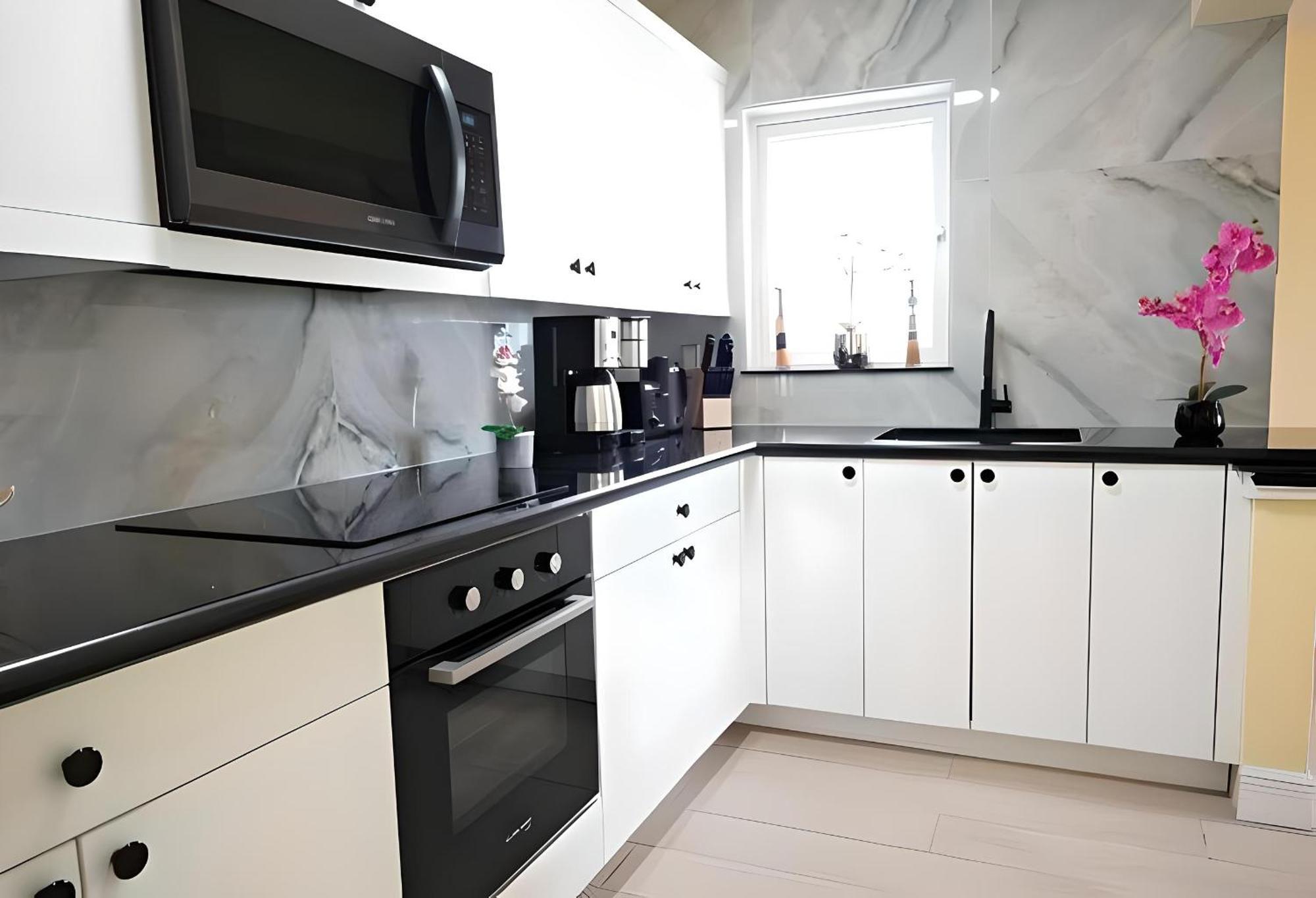 Lovely Apartment Near Beach, Downtown, 24H Security, Pool Nassau Eksteriør billede